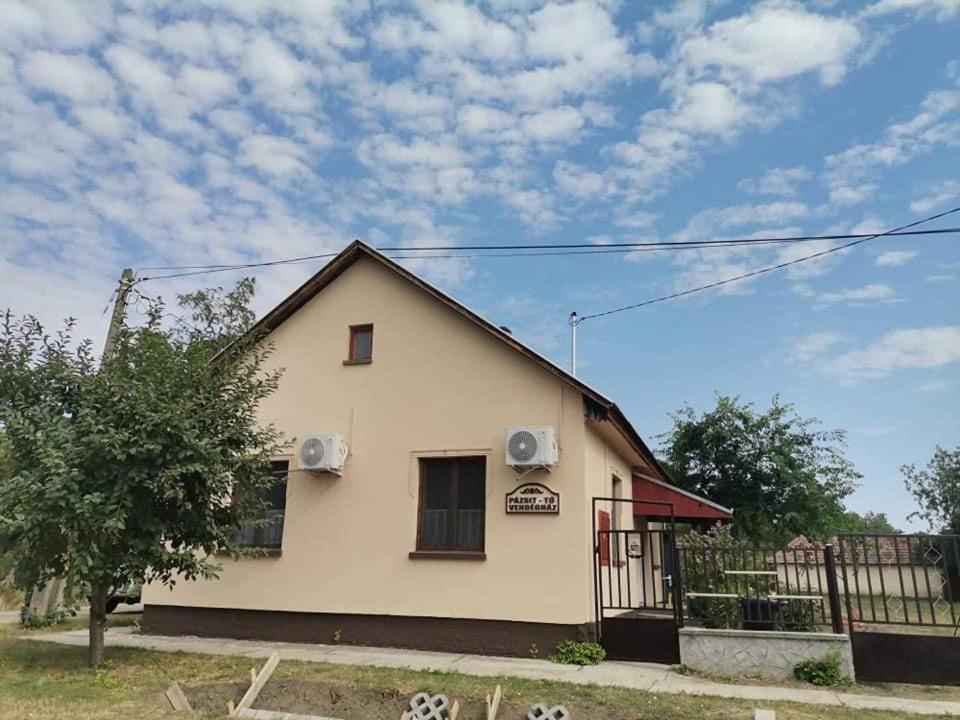 Апартаменты Pazsit-To Vendeghaz Бекессентандраш Экстерьер фото